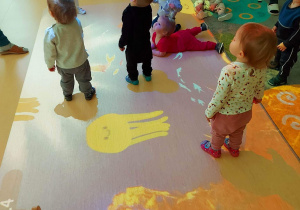 Pamiątkowe zdjęcie dzieci podczas zabawy z morskimi zwierzątkami na dywanie interaktywnym.