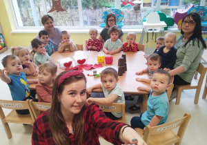 Zdjęcie opiekunek i dzieci z grupy Pszczółki przed rozpoczęciem wróżb z okazji Andrzejek.