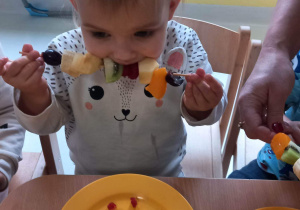 Lilianka podczas jedzenia swojego owocowego szaszłyka.