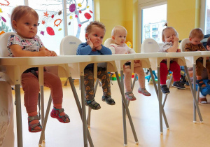 Dzieci z grupy Motylki siedzące w krzesełkach podczas oglądania teatrzyku pt.,,Czerwony Kapturek''.