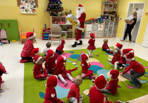 Dzieci z grupy Żabki witają Świętego Mikołaja.