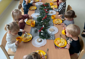 Zdjęcie dzieci podczas świątecznego obiadu.