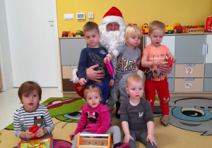 Pamiątkowe zdjęcie dzieci wraz ze Świętym Mikołajem.