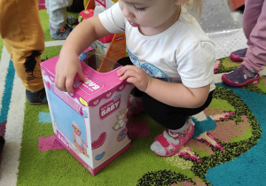 Zdjęcie Lilianki podczas wypakowywania nowej lalki z pudełka.