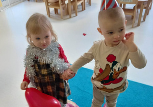 Zdjęcie Marysi i Bartoszka trzymających się za rączkę podczas sylwestrowej zabawy.