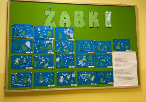 Zdjęcie tablicy z gotowymi pracami dzieci z grupy Żabki.
