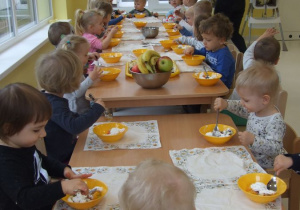 Zdjęcie całej grupy jedzącej swoje desery.