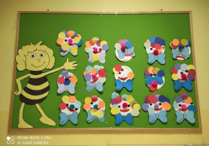 Tablica grupy Pszczółki z wykonanymi przez dzieci karnawałowymi klaunami.