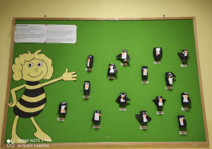Tablica z wykonanymi papierowymi pingwinkami przez dzieci z grupy Pszczółki.