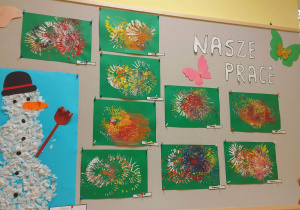 Tablica z kolorowymi fajerwerkami wykonanymi przez dzieci z grupy Motylki.