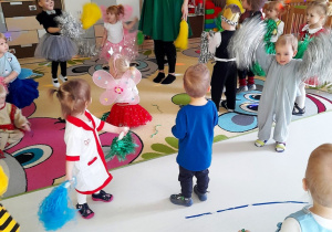 Dzieci z grupy Biedroneczki w czasie zabawy z kolorowymi pomopnami.