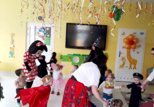 Wspólne tańce dzieci i opiekunek z Myszką Minnie.