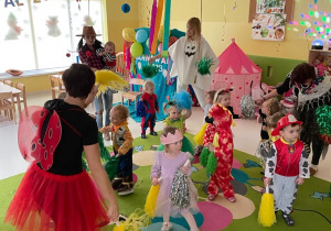 Wspólna zabawa dzieci i opiekunek podczas balu.
