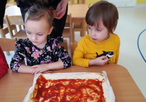 Fotografia Neli i Maksa w czasie zajęć w dniu pizzy.