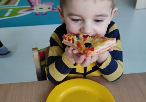 Pamiątkowe zdjęcie Hubercika podczas jedzenia pizzy.