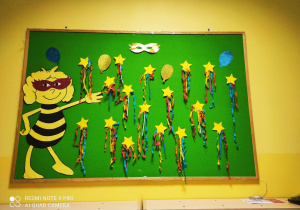 Tablica grupy Pszczółki z wykonanymi przez dzieci karnawałowymi różdżkami.