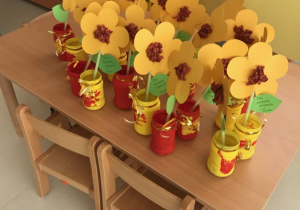 Kwiaty wykonane przez dzieci z grupy Żabki.