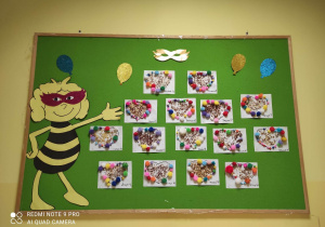 Tablica grupy Pszczółki z wykonanymi przez dzieci serduszkami pomponikowo - ziarnistymi.