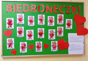 Tablica z gotowymi pracami dzieci z grupy Biedroneczki.