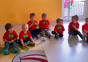 Pamiątkowe zdjęcie chłopców w czerwonych koszulkach przed występem dla dziewczynek z grupy Biedroneczki..