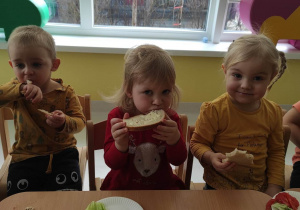 Szymon, Maria i Hanna smakują swoje kanapeczki.