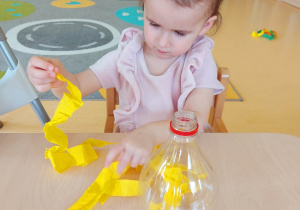 Zdjęcie Barbary trzymającej w dłoni żółtą bibułę.