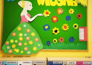 Zdjęcie tablicy grupy Pszczółki z wykonaną przez dzieci postacią Pani Wiosny.
