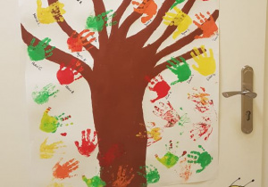 ''Jesienne drzewo'' - odciśnięte kolorowe dłonie dzieci jako jesienne liście.