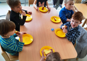 Dzieci z grupy Biedroneczki smakują babeczkę wielkanocną.