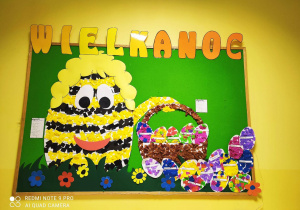 Zdjęcie tablicy grupy Pszczółki z wykonaną samodzielnie przez dzieci pracą plastyczną pt. ,,Pszczółkowa bibułowa pisanka''.