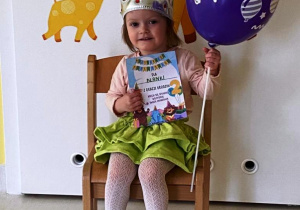 Blanka pozuje do urodzinowego zdjęcia z balonem i dyplomem.