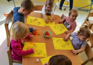 Dzieci z grupy Biedroneczki podczas zajęć plastycznych.
