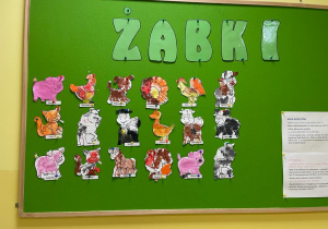 Tablica grupy Żabki z pomalowanymi zwierzątkami.