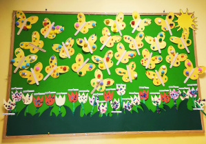 Zdjęcie tablicy grupy Pszczółki z wykonanymi przez dzieci tulipankami.
