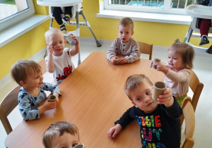 Dzieci z grupy Biedroneczki przed rozpoczęciem zajęć plastycznych.