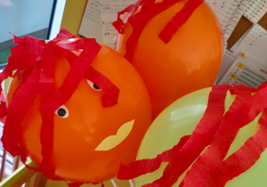 Gotowe balonowe ludki wykonane przez dzieci.