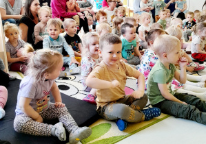 Zdjęcie dzieci oglądających koncert.