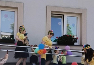 Zdjęcie dzieci i opiekunek z grupy Pszczółki idących w kierunku sceny.