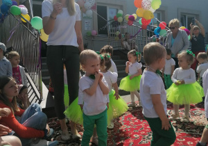Dzieci z grupy Żabki wraz z opiekunkami podczas występu.