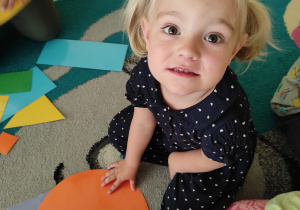 Hanna pozuje do zdjęcia trzymając pomarańczowe koło.