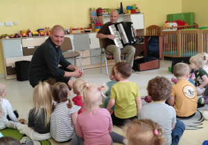 Zdjęcie dzieci słuchających opowiadań Pana Feliksa.