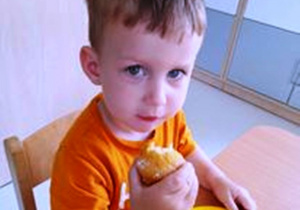 Aleksander degustuje muffinkę.