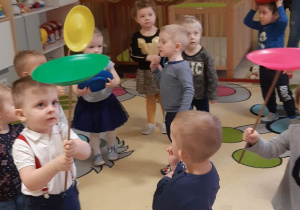 Dzieci bawią się kręcącymi talerzami.