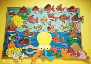 Zdjęcie tablicy grupy Pszczółki z wykonanymi przez dzieci kolorowymi rybkami i ośmiornicą.
