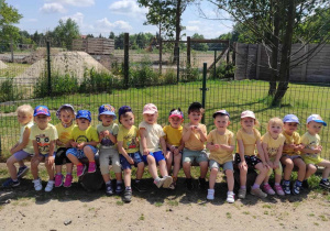 Pamiątkowe zdjęcie dzieci z grupy Pszczółki na ławeczce po zakończonym zwiedzaniu Zoo w Dobroniance.