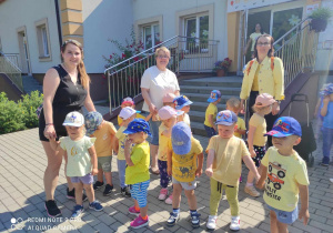 Dzieci i opiekunki z grupy Pszczółki stojące przed żłobkiem w oczekiwaniu na autobus do MINI ZOO w Dobroniance.