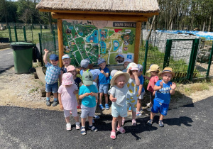 Zdjęcie dzieci z grupy Żabki przy mapie mini zoo.