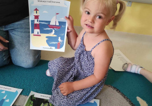 Hanna pozuje do zdjęcia z obrazkiem przedstawiającym morze.