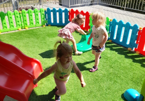 Dzieci bawią się na żłobkowym tarasie.