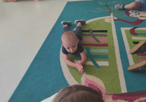 Zdjęcie Leona podczas zabawy na dywanie w Starego Niedźwiedzia.